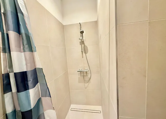 Modern Renovated Spacious アパート