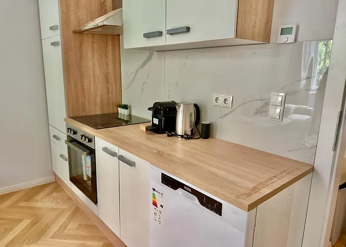 Modern Renovated Spacious *