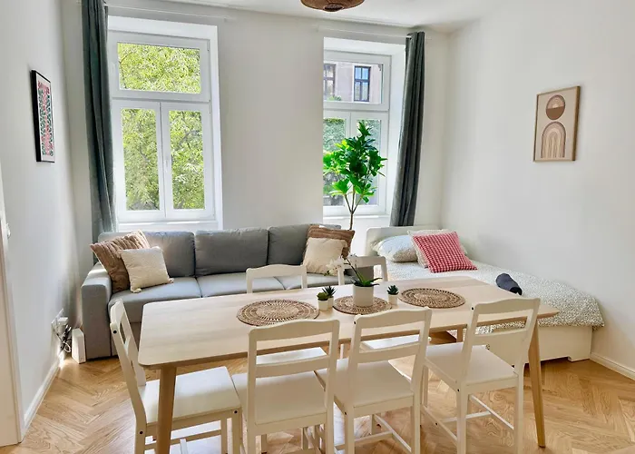 Modern Renovated Spacious アパート